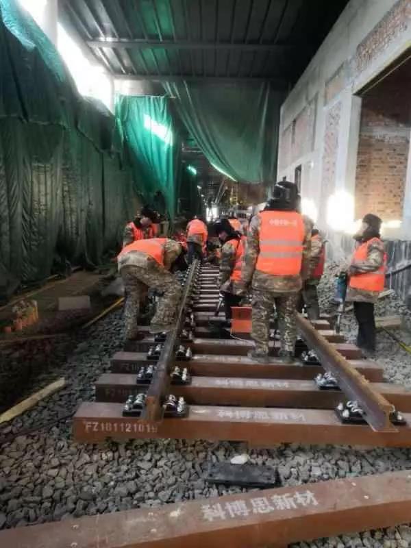 今日頭條、北京日?qǐng)?bào)：13號(hào)線清河站撥線工程倒計(jì)時(shí)，京城地鐵首  次鋪上樹脂軌枕