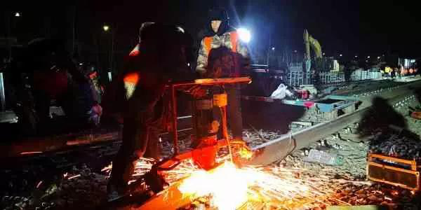 今日頭條、北京日?qǐng)?bào)：13號(hào)線清河站撥線工程倒計(jì)時(shí)，京城地鐵首  次鋪上樹脂軌枕