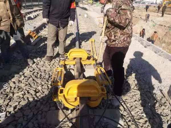 今日頭條、北京日?qǐng)?bào)：13號(hào)線清河站撥線工程倒計(jì)時(shí)，京城地鐵首  次鋪上樹脂軌枕